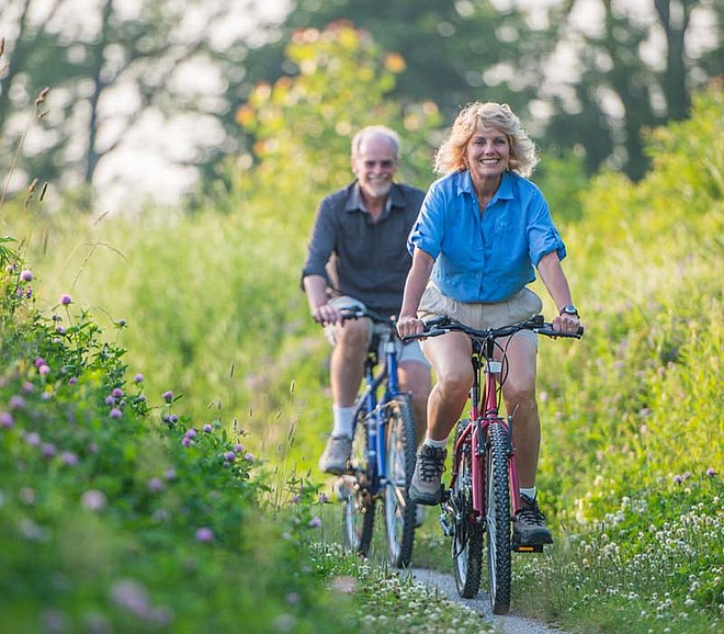 Casal a andar de bicicleta