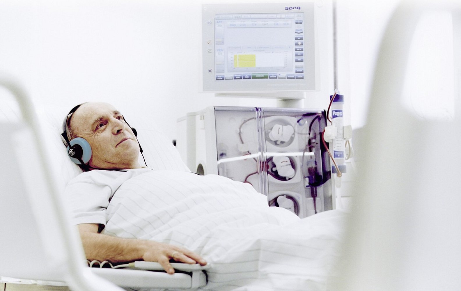 Paciente durante a diálise numa unidade