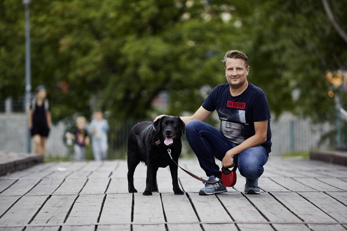 Tomasz, cidadão polaco em diálise peritoneal, sentado numas escadas