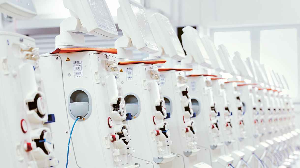 Uma fila de máquinas 6008 da Fresenius Medical Care