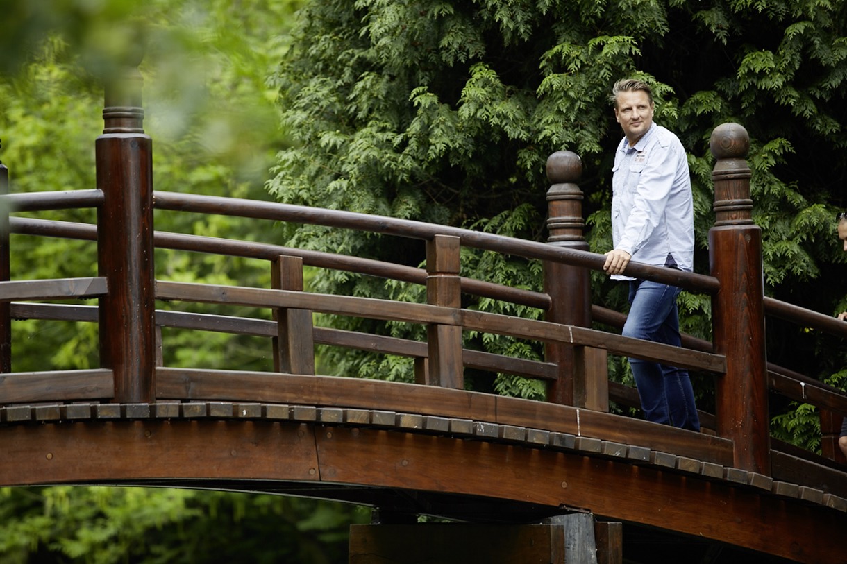 Tomasz, cidadão polaco em diálise peritoneal, numa ponte